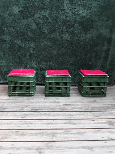 Tres bonitos banquitos