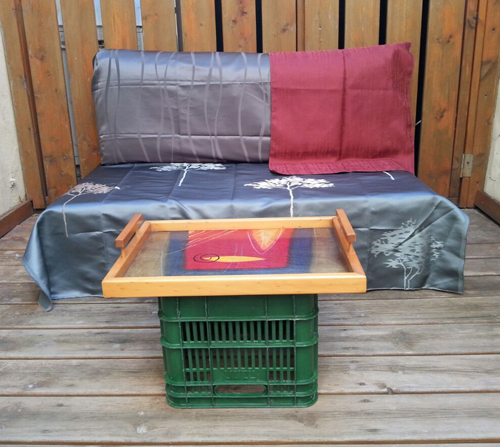 Un cómodo sofá y su mesa&nbsp;ratona