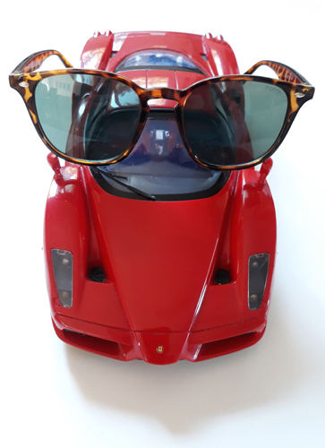 Un automóvil porta-anteojos